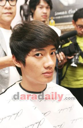 รูปภาพ เป้ ตัดผม เป้ อารักษ์ ตัดผมสั้น เปลี่ยนลุครับบทนำภาพยนตร์ เฉือน