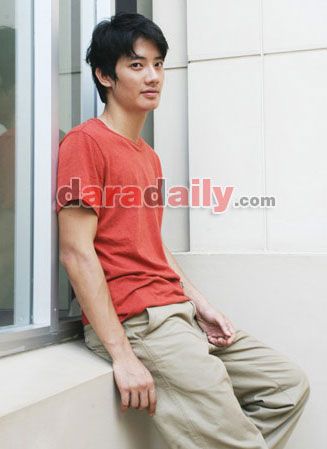 รูปภาพ เป้ ตัดผม เป้ อารักษ์ ตัดผมสั้น เปลี่ยนลุครับบทนำภาพยนตร์ เฉือน
