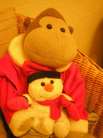[Monkey with snowman[4].jpg]