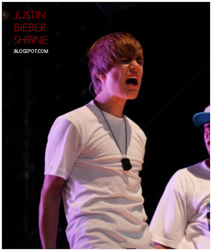 justin bieber bulge on stage. justin bieber body warmer. justin bieber bulge on stage.