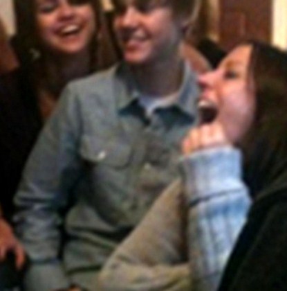 This time Justin sits on Selena's lap