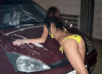 foto di ragazze che lavano auto