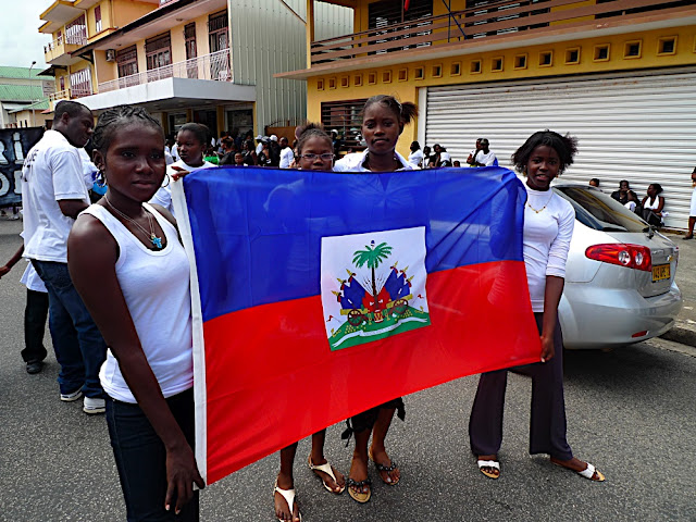 Le drapeau haïtien porté fièrement par de jeunes collégiennes de l'Ïle de Cayenne - Cliquer pour voir Haïti sur Wikipédia