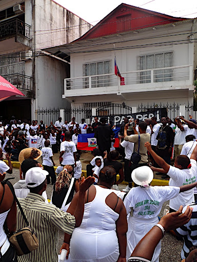 Fin de la Marche de solidarité, devant le Consulat d'Haïti à Cayenne - janvier 2010 - Photo éric_nansenet