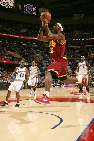 LBJ Introduces the CavFanatic Air Max LeBron VII PE Cavs Crush Arenasless Wizards