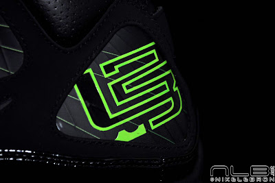 lebron7 dunkman 38 web Breaking News: Dunkman Max LeBron VII Released at NDC Europe!