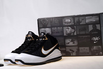 nike air max lebron 7 gr white black gold 6 04 2010 NBA All Star: King James with the Black/White/Gold AMLVII