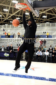 lebron james nba 100212 all star dallas 10 2010 NBA All Star: King James with the Black/White/Gold AMLVII