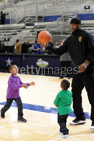 lebron james nba 100212 all star dallas 11 2010 NBA All Star: King James with the Black/White/Gold AMLVII