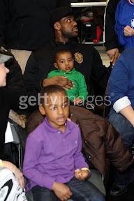 lebron james nba 100212 all star dallas 13 2010 NBA All Star: King James with the Black/White/Gold AMLVII