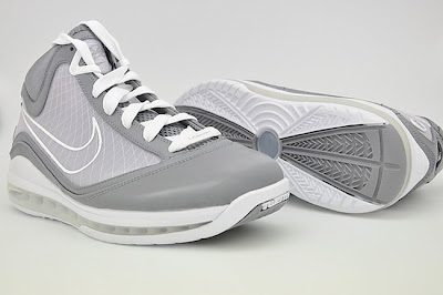 nike air max lebron 7 gr cool grey white 5 08 Releasing Now: Nike Air Max LeBron VII   Cool Grey / White