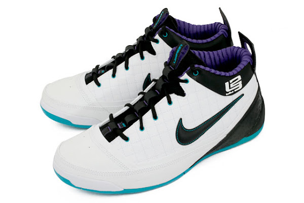 LeBron James and his Summit Lake Hornets Basketball Team Exclusive Photos