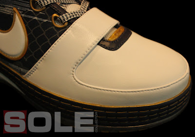 Detailed Look at the University of Akron Zoom LeBron VI nike zoom lebron 6 pe akron 2 05 Detailed Look at the University of Akron Zoom LeBron VI