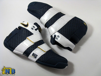nike zoom lebron 20 5 5 pe playoff navy 1 21 Looking Back at Nike Zoom 20 5 5 With the 2006 Playoff PE