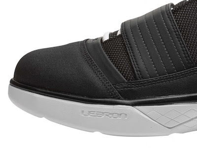 nike zoom soldier 3 gr black white 1 02 New Nike Soldier 3s   Triple Black and Black/White Colorways
