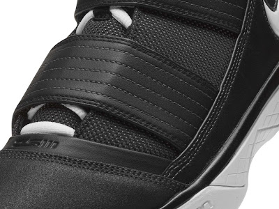 nike zoom soldier 3 gr black white 1 07 New Nike Soldier 3s   Triple Black and Black/White Colorways