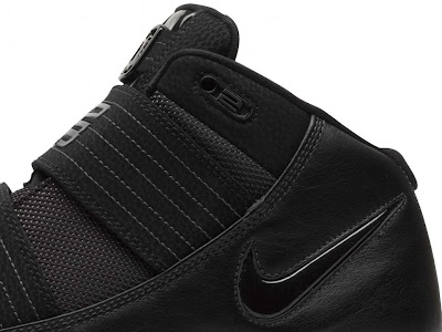 nike zoom soldier 3 gr triple black 1 03 New Nike Soldier 3s   Triple Black and Black/White Colorways