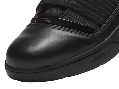 nike zoom soldier 3 gr triple black 1 06 New Nike Soldier 3s   Triple Black and Black/White Colorways