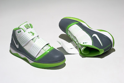 Two Faces of the Dunkman Nike Zoom LeBron Soldier III (3) nike zoom soldier 3 gr dunkman 6 09 Two Faces of the Dunkman Nike Zoom LeBron Soldier III (3)