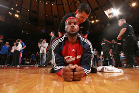 lebron james nba 091106 cle at nyc 03 LeBron Brings Down NYC. Debuts the Red Carpet Nike LeBron VII.