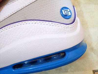 Nike Air Max LeBron VII Low Summit Lake Hornets Sample Version nike air max lebron 7 low gr white grey blue 1 05 Nike Air Max LeBron VII Low Summit Lake Hornets Sample Version