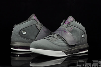 lebrons soldier4 grey purple 56 web Zoom Air + Max Air + LeBron = Zoom Soldier IV. Grey/Plum Pics.