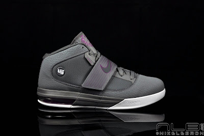 lebrons soldier4 grey purple 41 web Zoom Air + Max Air + LeBron = Zoom Soldier IV. Grey/Plum Pics.