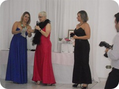 Diretora Rosinha recebendo o premio da Sileia Princesa de Vendas area Anitta