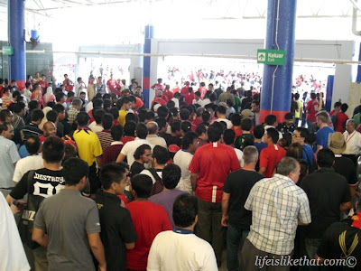 I See More Red Shirts Than Face Masks! picture manchester united  photo