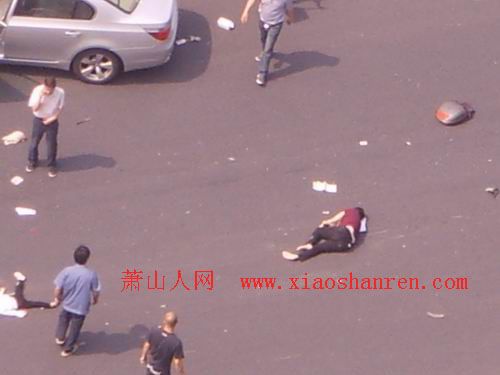 杭州再度上演车祸 宝马撞倒一家三口| jiaren.org