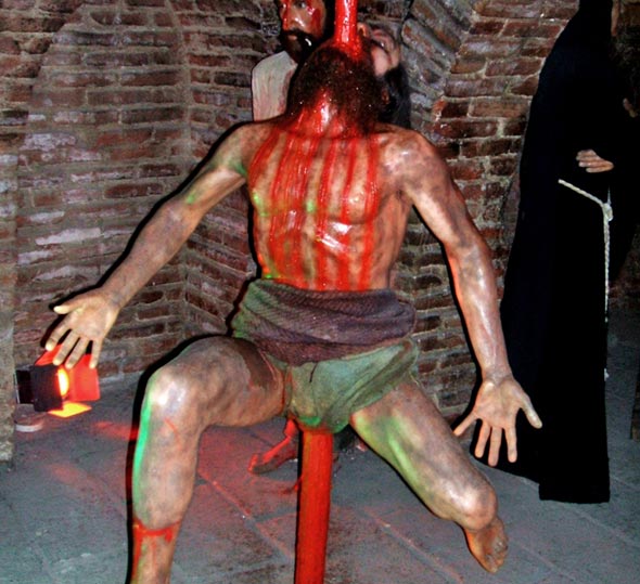 Homem empalado pelo ânus.