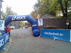 1. Asics Grand 10 12.10.08 - Die 5 Km-Marke am Hintereingang des Berliner Zoos