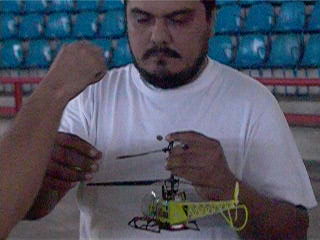 Primeira tentativa de vôo indoor - 10/03/2007 P1190883