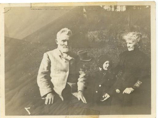 [Regis, shortly before he died,and Isabella and daughter Louise[4].jpg]