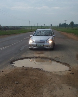 [Super-hole on FS law could swallow a car Feb52010 Volksblad[5].jpg]