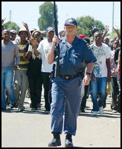 PoliceInspectorPeterSmithConvincedBoipatongRiotersToStopThrowingStonesMarch12010Beeld