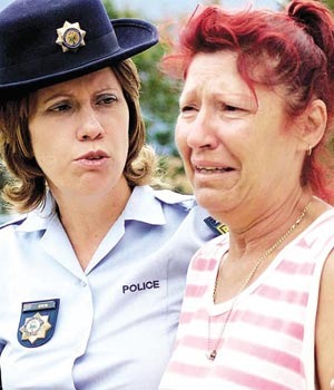 [Hunter Robert Naude Vanderbijlpark AH hacked to death RELATIVE CONSOLED BY SAPS INSP KINNIE STEYN[7].jpg]