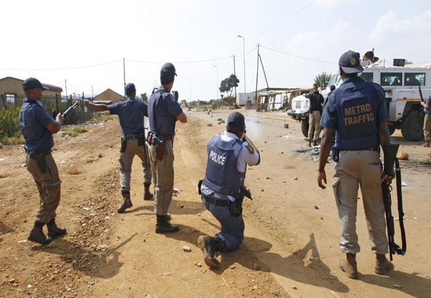 [Phomolong township Pretoria cops rubberbullet stonethrowers Mar232010 Lisa HnatowiczBeeld[5].jpg]