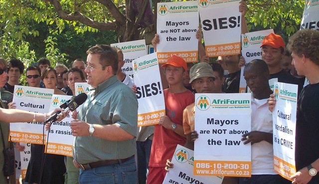 [StandertonGreatTrekMemorialDamage_ProtestPretoriaHighCourtOct222008[4].jpg]
