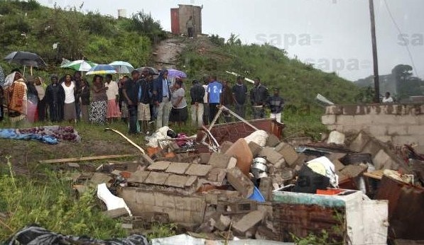 [ANChousingBlownDown14Nov2008KilledTwoGirlsDurbanMolweniNov152008SAPA[6].jpg]