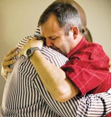 [BamDoubleFarmMurders_FamilyRaymondHarris_cries_securityministerNathiMthethwaDec72008[3].jpg]