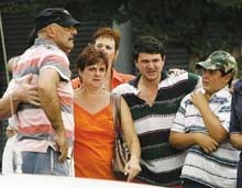 [StraussFamily_21_people_5kids_AckermansArmedSiegeStanderton2008127[3].jpg]