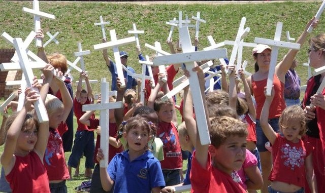 [2400AfrikaansChildrenPretoria_Protest_ScaredtoLeaveHomeOct2008[4].jpg]