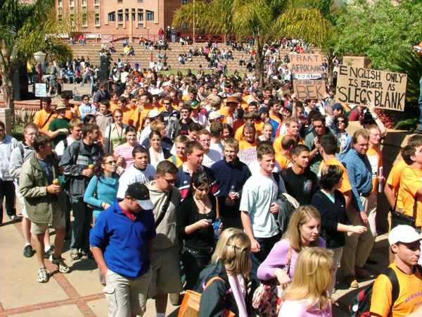 [AfrikaansYouthsProtestingAgainstDenialOfTheirLanguageRightsInEducationNov2008[3].jpg]