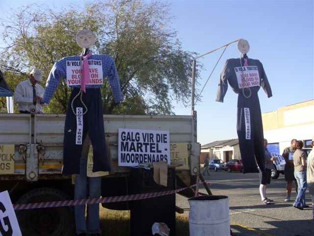 [Gallows for TortureKillersProtestBoerevolkOdendaalsrustLawCourtTrialApril2009[4].jpg]