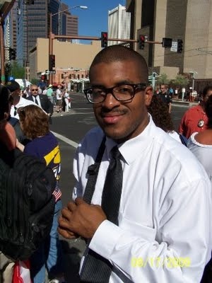 [Black man packing semi-automatic rifle among anti-Obama protestors[17].jpg]