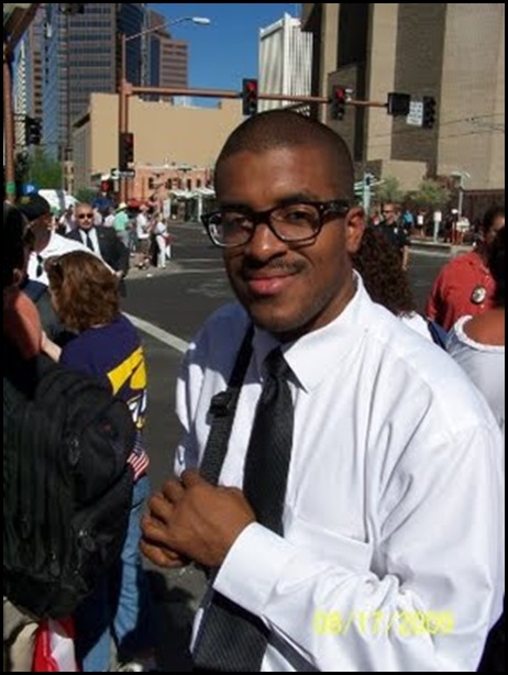 Black man packing semi-automatic rifle among anti-Obama protestors