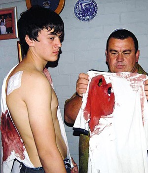 [Kruger Jeandre and dad Johan friendly greeting between friends gets him stabbed Sept 21 2009 Beeld[6].jpg]