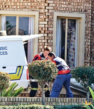 [Schonken Isabel farm murder body loaded into forensics van Sept 26 2009 Beeld[5].jpg]