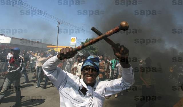 [Sakhile Standerton protestors came armed SAPA Oct 13 2009[10].jpg]